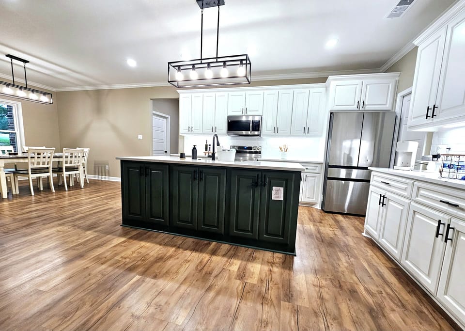 Full kitchen and dining! 