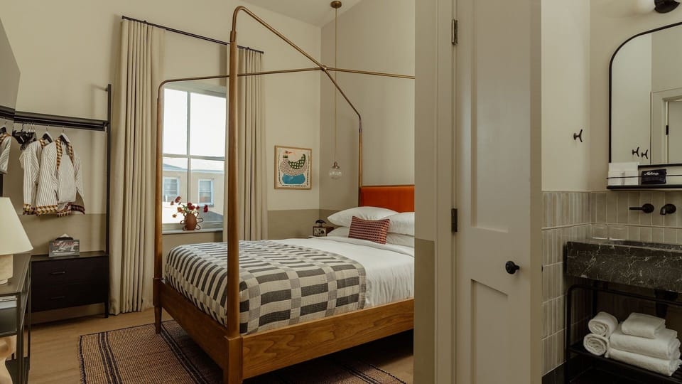 Unit with 1 Queen size bed