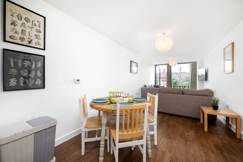 A clean and welcoming space, ideal for enjoying meals together or relaxing with a cup of coffee.