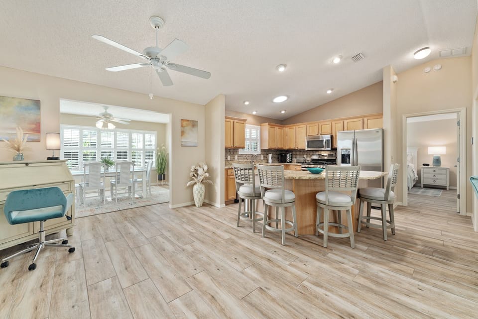 Kitchen with Island and Seating for 4x