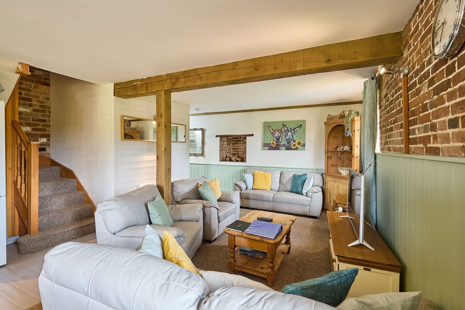 Granary Barn, Toftrees - Host & Stay