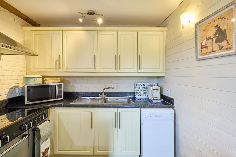 Granary Barn, Toftrees - Host & Stay