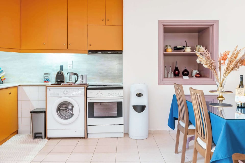 Bright and functional kitchen and dining area with everything you need for a comfortable stay.
