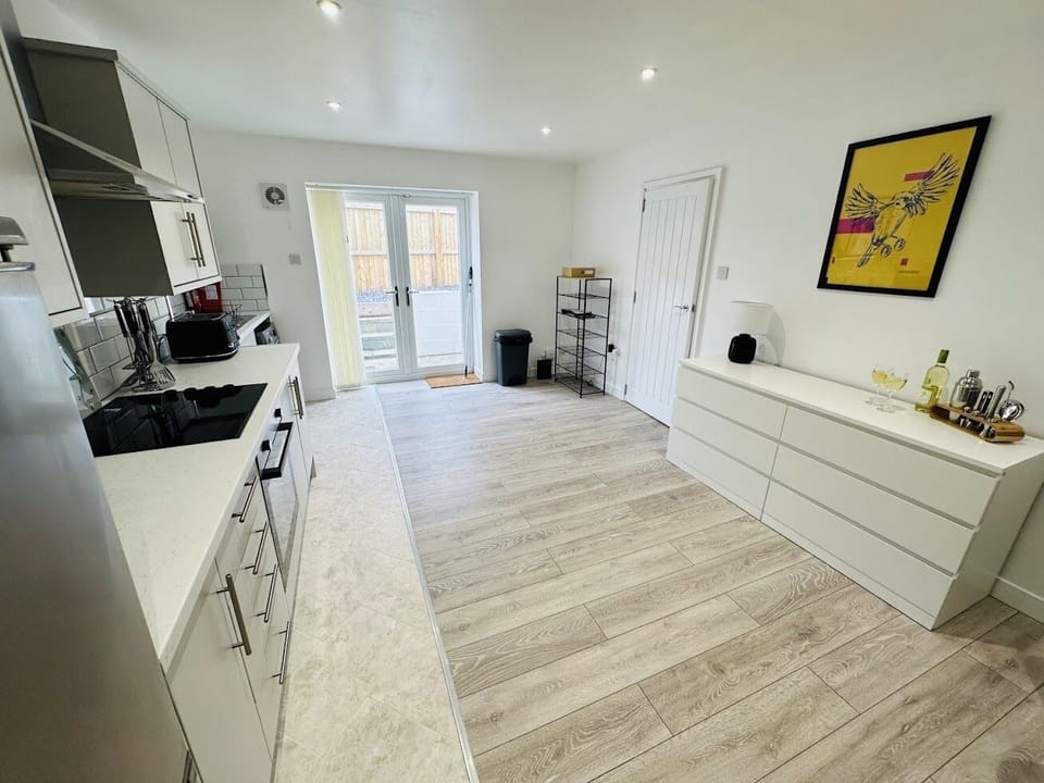 Fully equipped kitchen with cooker and hop, washing machine, toaster, kettle, 