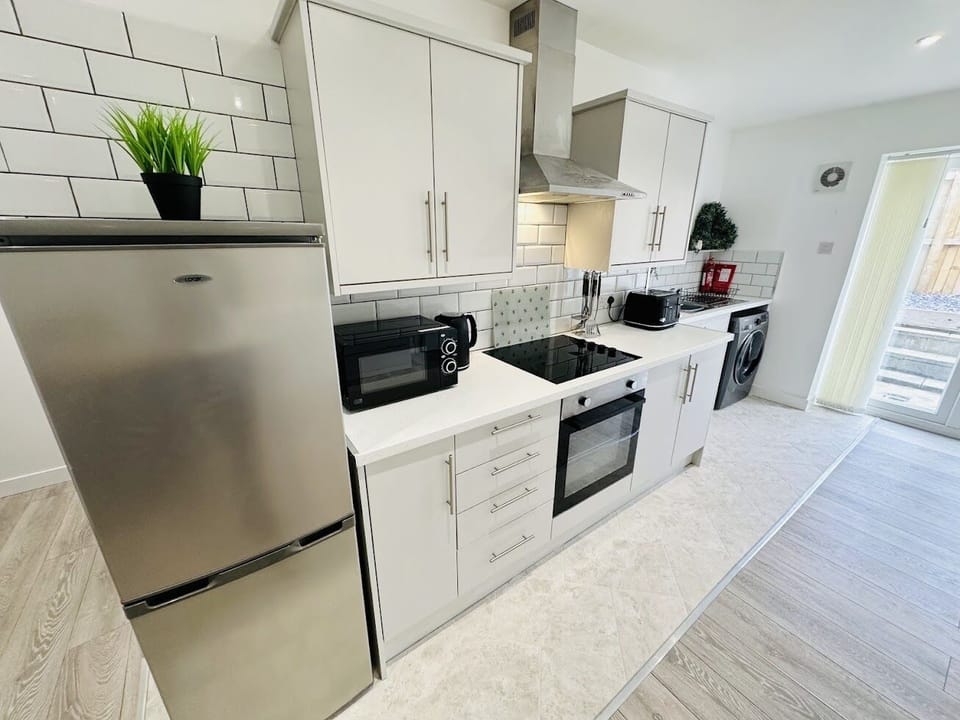 Fully equipped kitchen with cooker and hop, washing machine, toaster, kettle, 