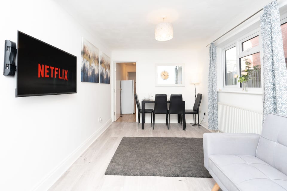 Lounge/Dining