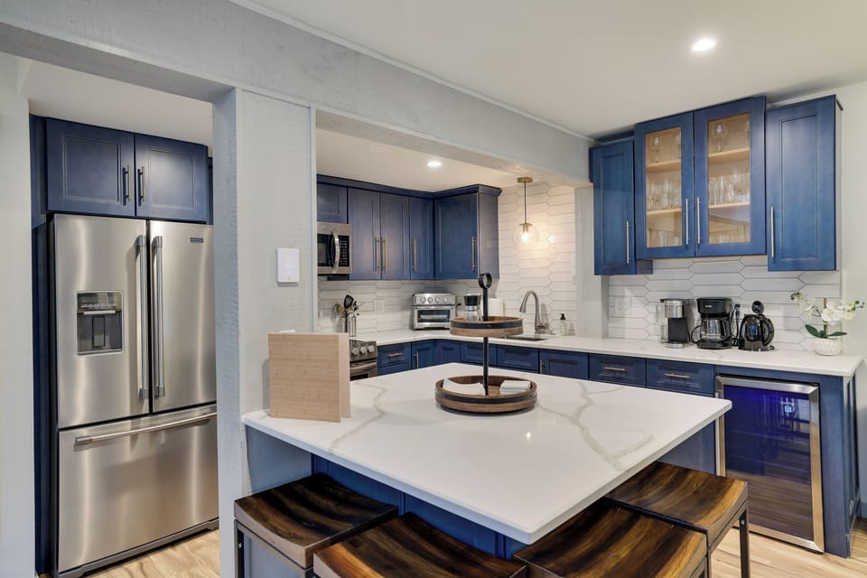 Fully updated and stocked kitchen. Coffee maker and tea kettle. 