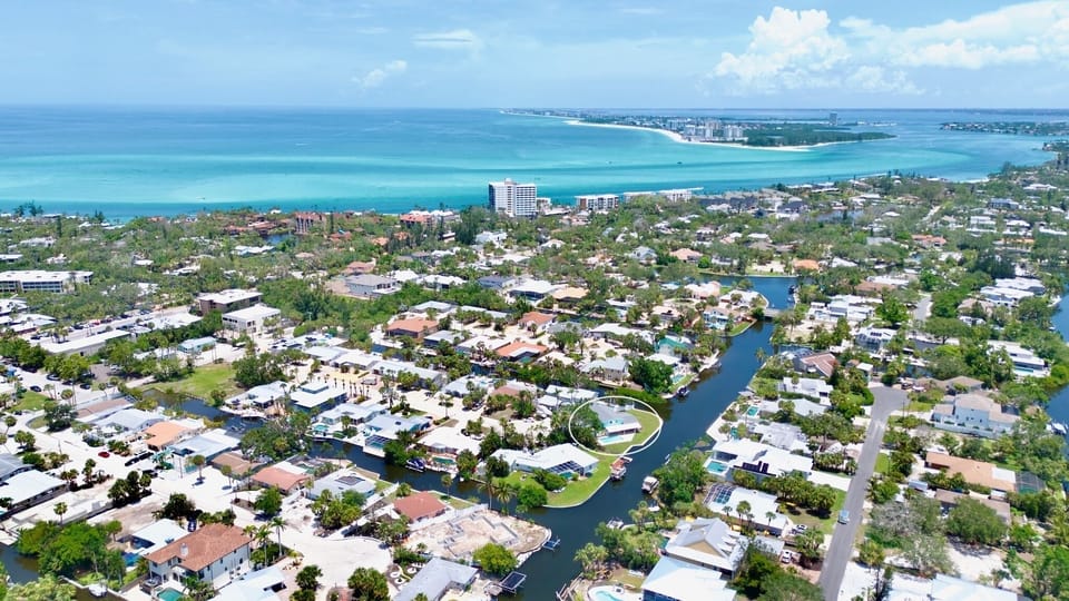 Leona Breeze by Tropical Sands Accommodations