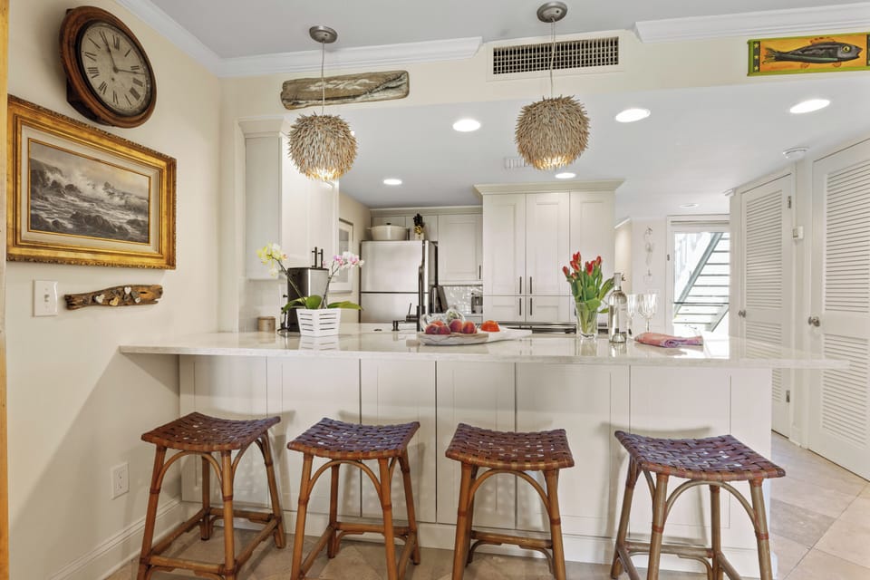 Kitchen counter bar with stools