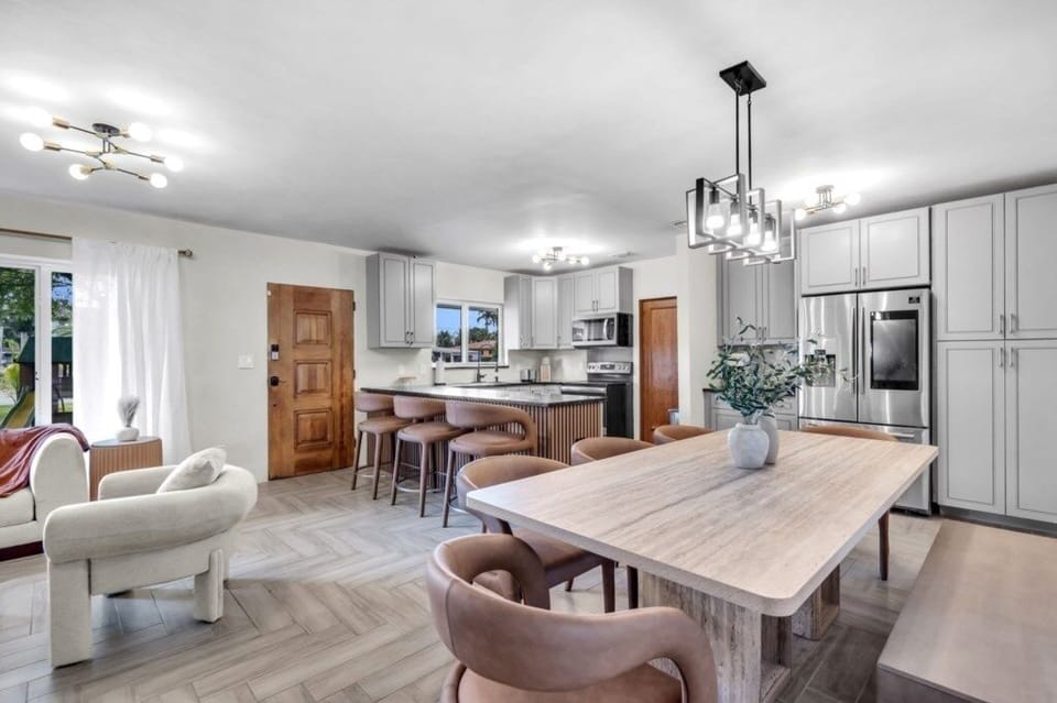 Architecture, Building, Dining Room, Dining Table, Furniture