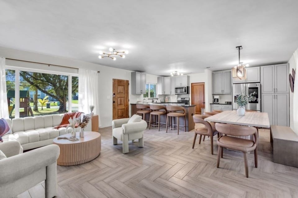 Architecture, Building, Dining Room, Dining Table, Furniture