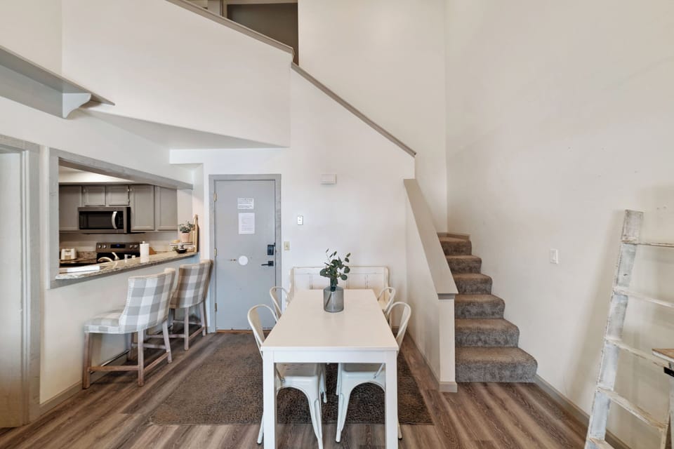 Dining Area with seating for 6