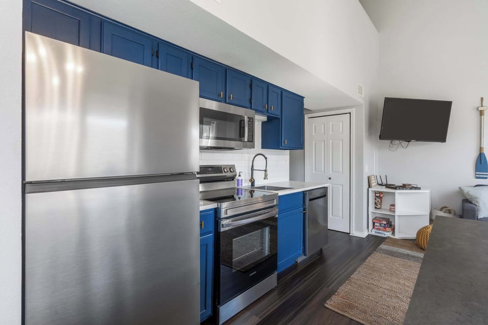 The airy kitchen offers ample space & every home comfort