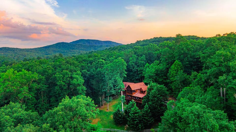 Secluded log cabin with forest views, sunset skies & total mountain privacy!
