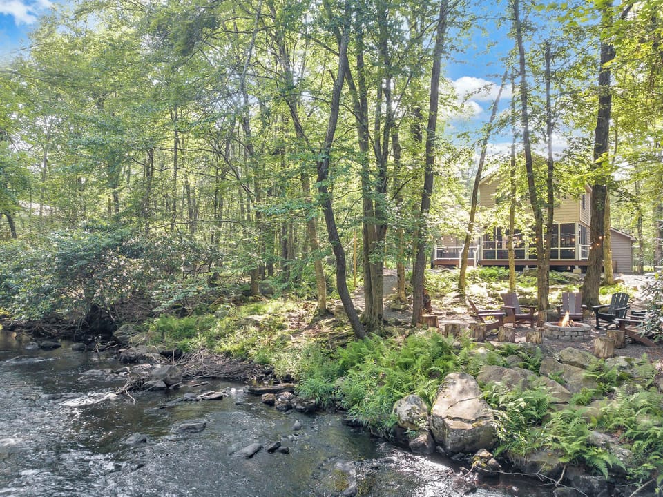 Nestled in the heart of nature, this cozy woodland retreat is calling your name! Who wouldn’t want to wake up to the sounds of chirping birds and rustling leaves?