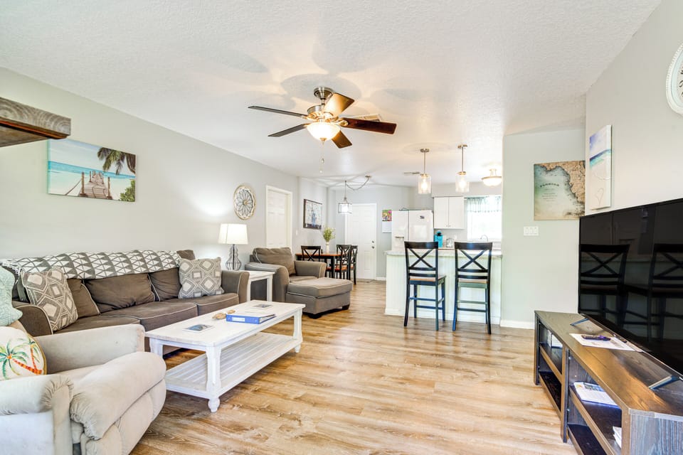 Living Room | Smart TV | Free WiFi | Central A/C & Heating