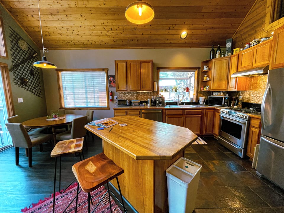 Fully equipped kitchen / Bar island / Stainless steel appliances