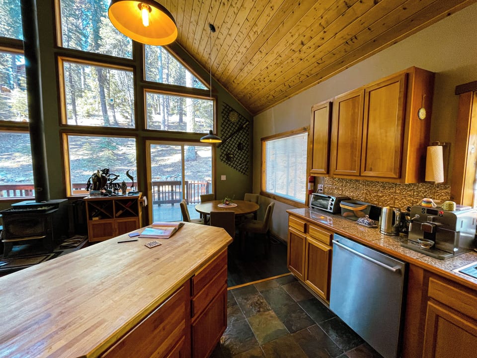 Fully equipped kitchen / dining table with forest view