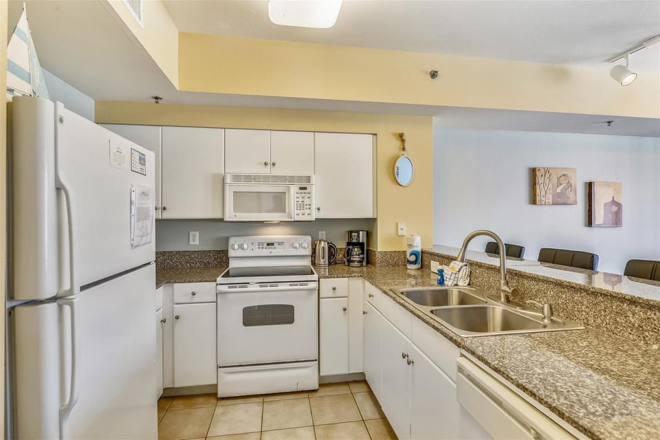 Kitchen
Keurig and standard coffee pot