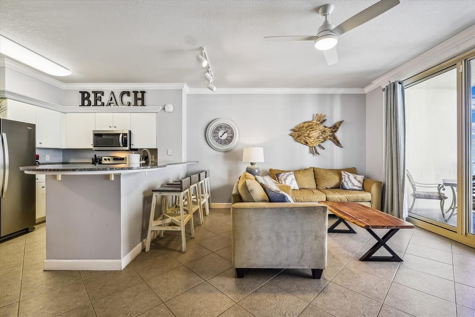 Breakfast bar with 4 barstools