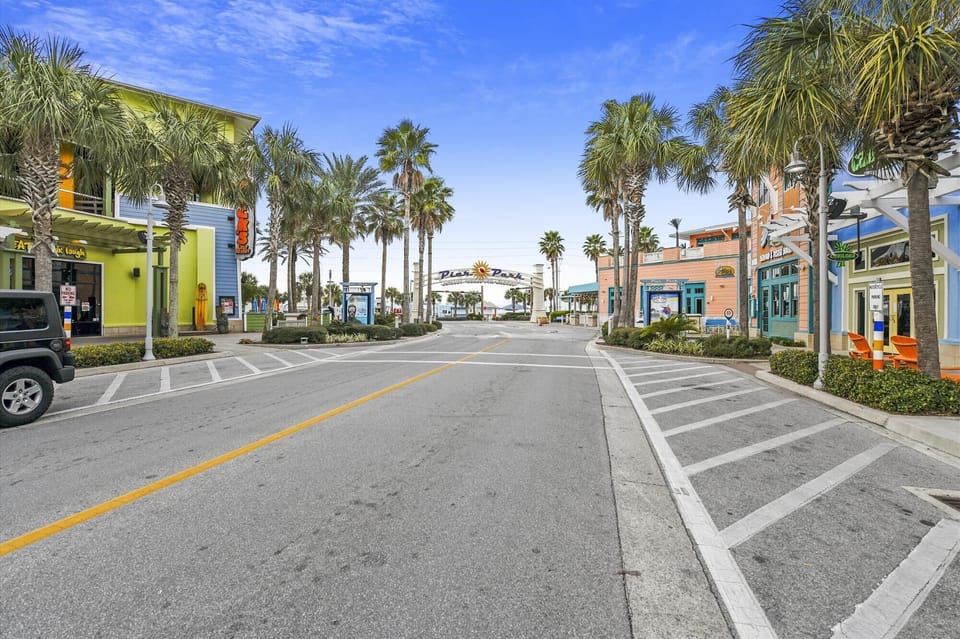 Pier Park Shopping and Restaurants nearby