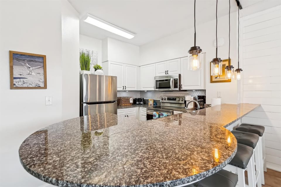 Breakfast bar for 4 
Full Stainless Steel Kitchen