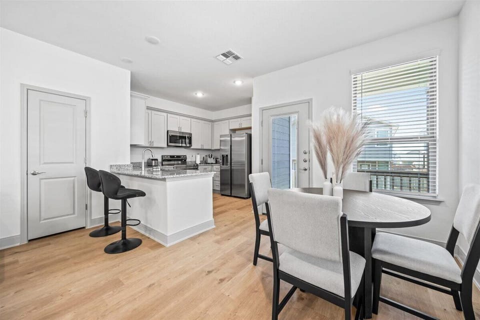 Functional space for dining or remote work

