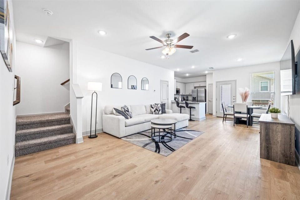 Spacious and serene living area , perfect for group or family. 