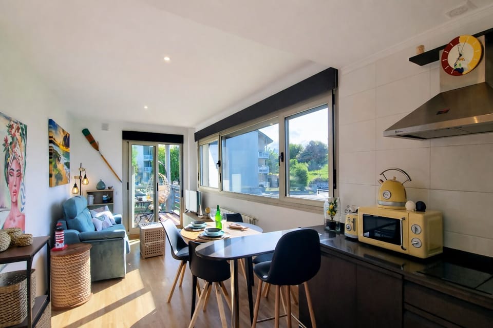 Communal lounge/ TV room,Balcony/Terrace,Living room,Dining area