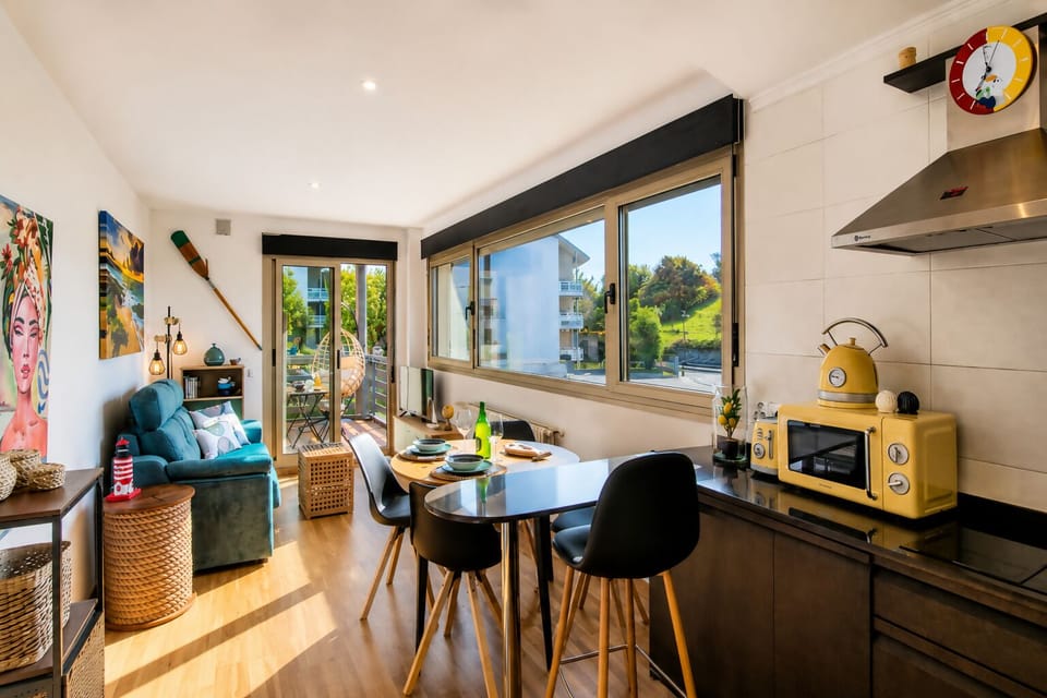 Communal lounge/ TV room,Balcony/Terrace,Kitchen or kitchenette,Living room,Dining area,Garden view