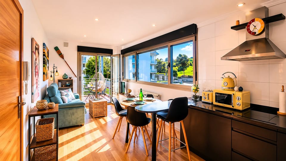 Communal lounge/ TV room,TV and multimedia,Balcony/Terrace,Kitchen or kitchenette,Living room,Dining area,Garden view