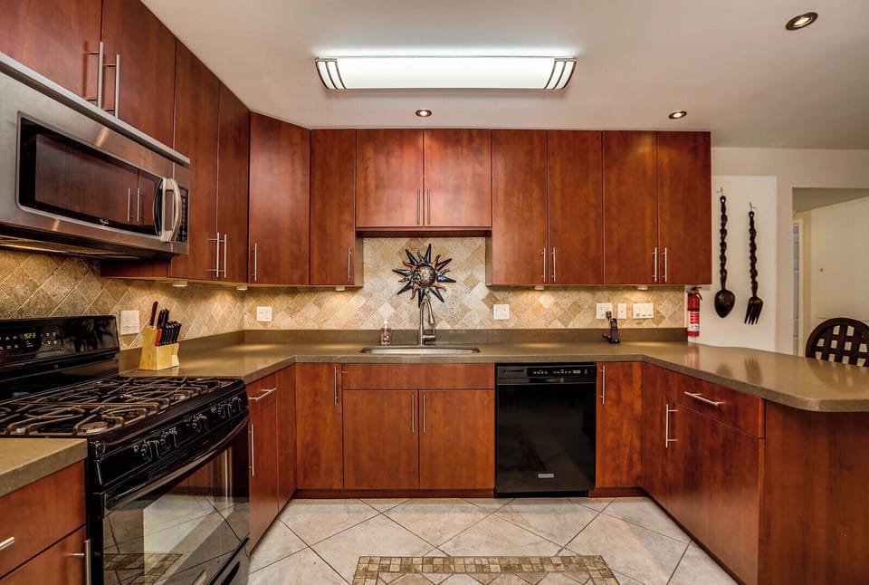 Fully equipped Palm Springs kitchen with modern cabinetry and tile backsplash