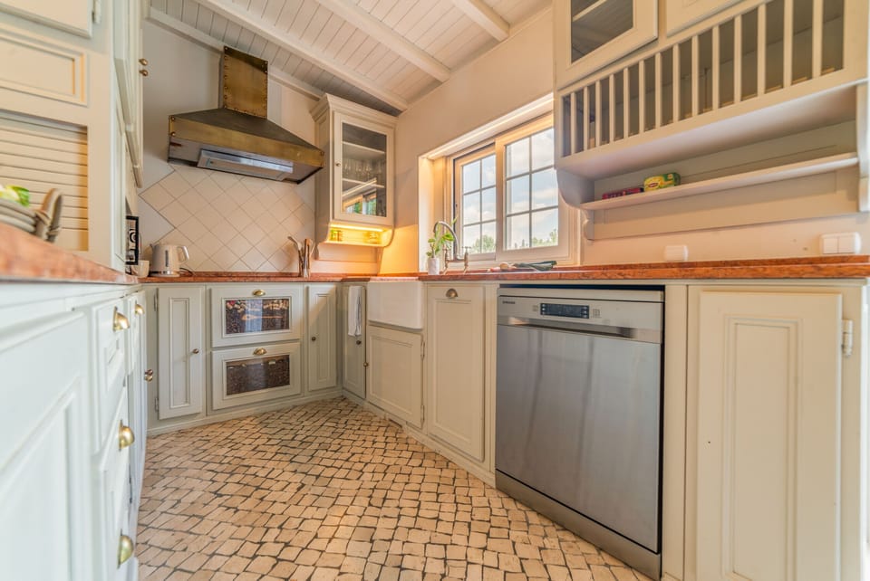 Modern kitchen with cream cabinetry and wooden countertops — Villa Alegria, holiday villa in Sesimbra
