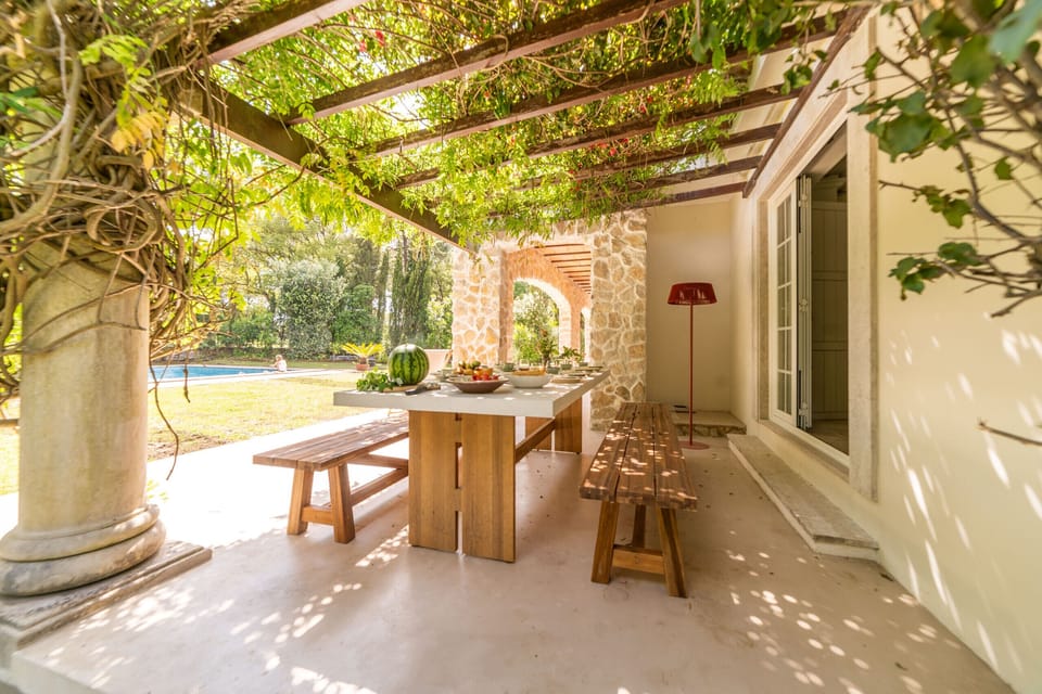 Shaded pergola dining area with wooden table — Villa Alegria, holiday villa in Sesimbra