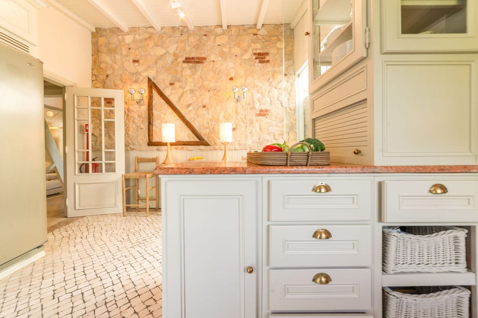 Spacious kitchen with marble countertop and white cabinetry — Villa Alegria, luxury holiday villa in Sesimbra