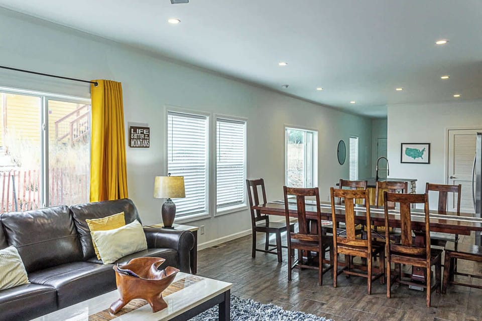 Living Room/Dining Table