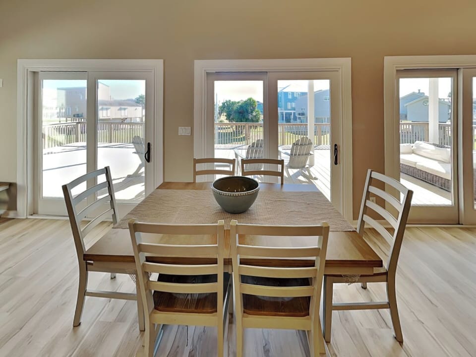 Dining Area - Seating for 6