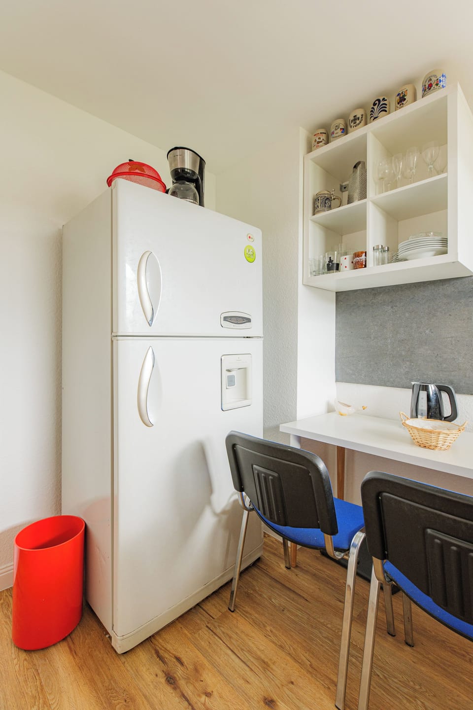 Großer Kühlschrank mit Gefrierfach und gemütlichem Sitzplatz.