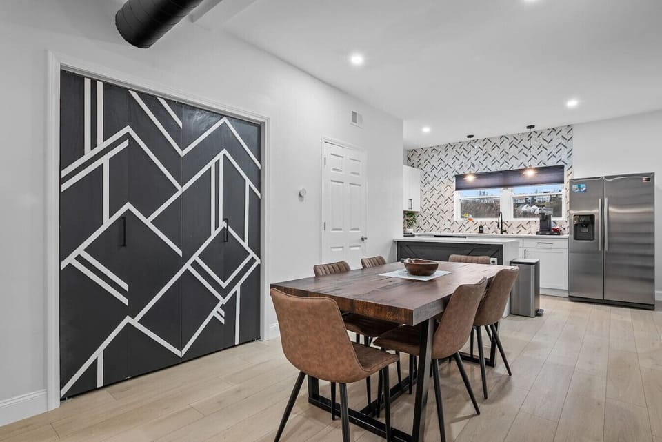 Dining area: room for 6 at the table and 2 at the bar
