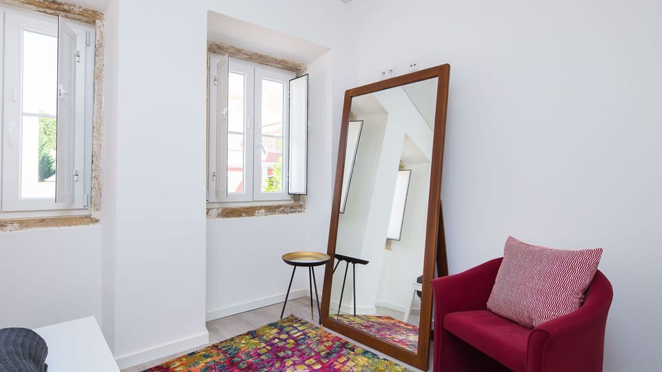 Charming reading nook with bold colors and natural light.
#ReadingCorner
#ColorPop
#LovelyStay
