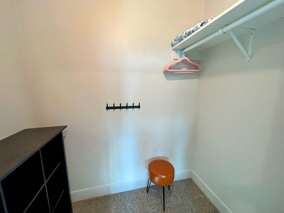 Luxury bedding. SmartTV. Big Hole Mountain view. Large walk-in closet.