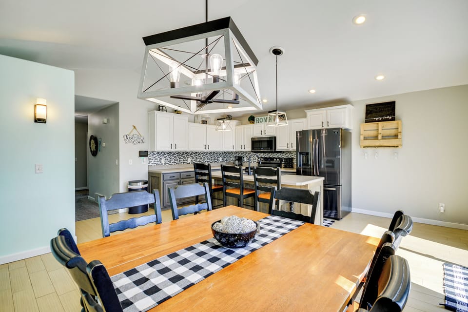 Dining Area | Dishware/Flatware Provided | Level 2