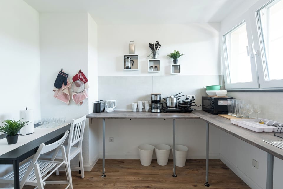 Praktisch eingerichtete Küche mit allem, was Sie zum Kochen brauchen