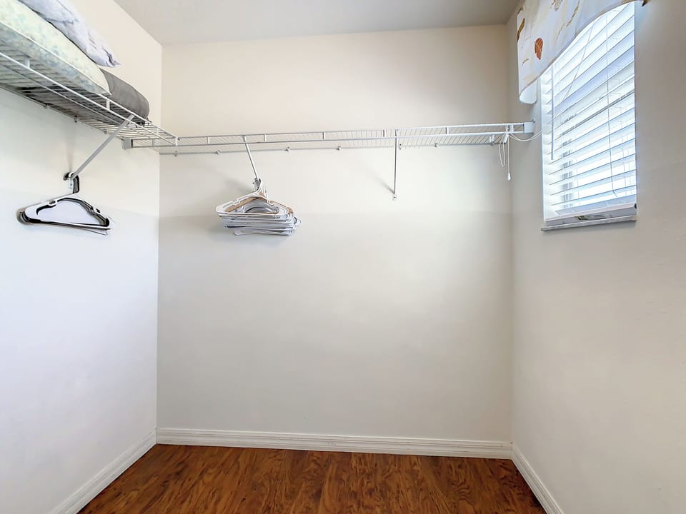 Queen bedroom walk-in closet
