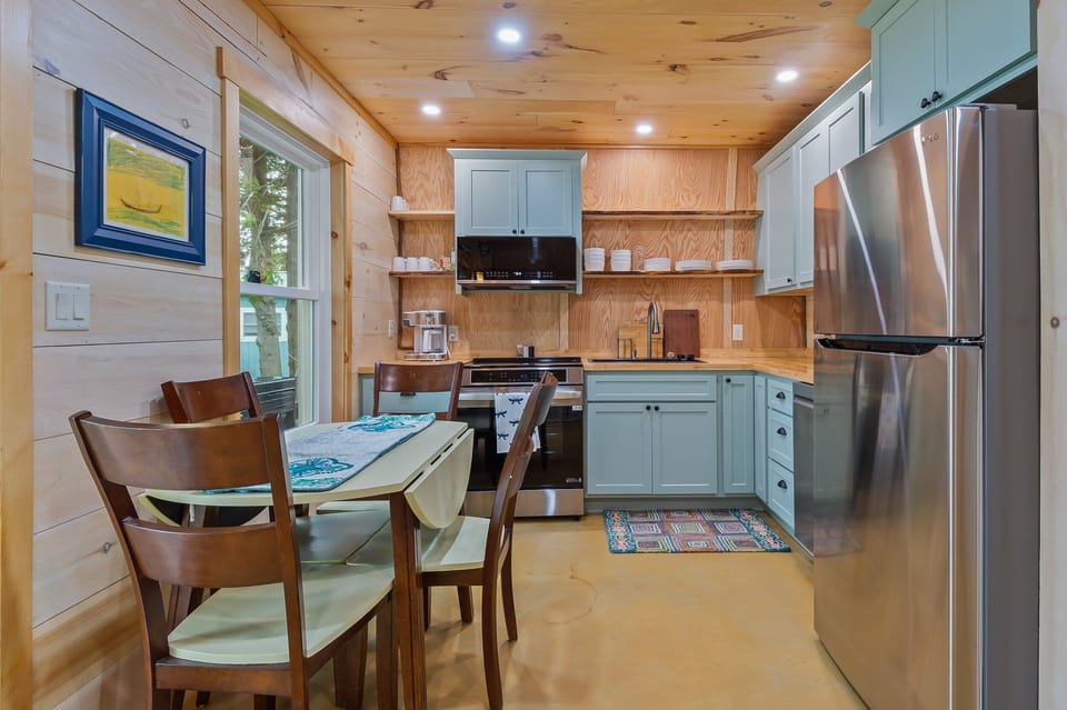Full Kitchen with Dining Room Table for 4