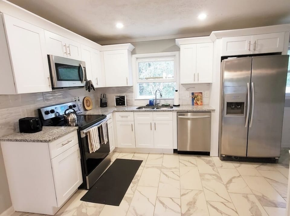 Full kitchen