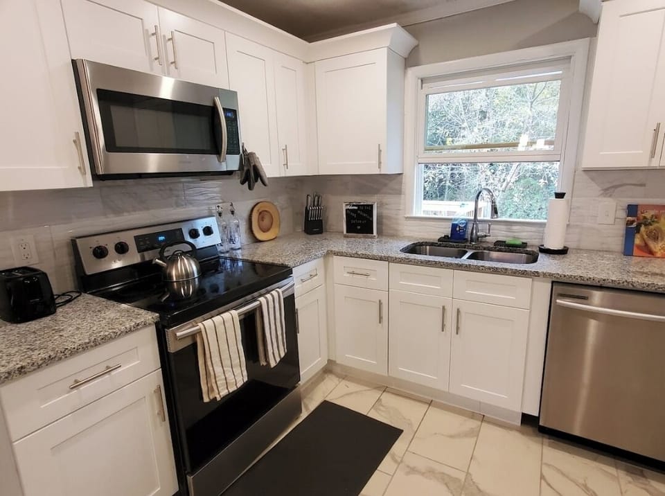 Full kitchen