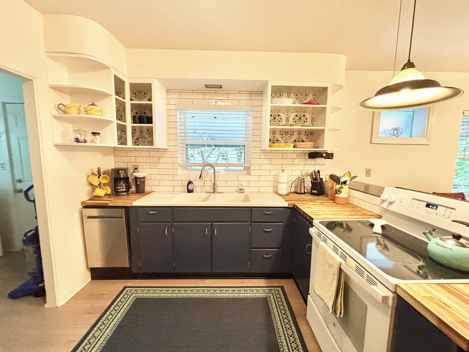 kitchen / sink / dish washher