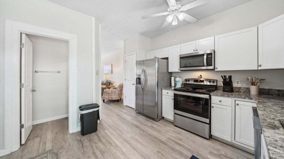 This fully equipped kitchen is perfect to whip up a meal after a day at the beach.