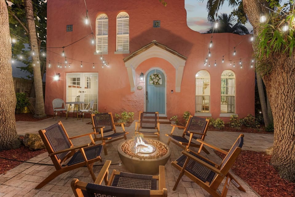 🏡💫 Step into an evening of pure magic in our beautifully lit courtyard! Centered around a warm fire pit, it offers an inviting ambiance for relaxing and enjoying the company of loved ones. 💖🌴🥂